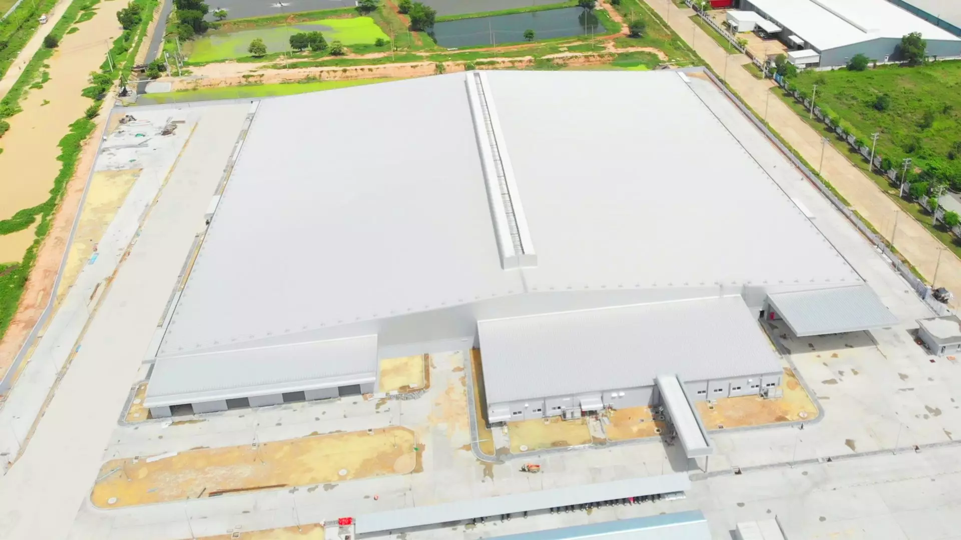 គ្រោងអគារដែកគ្នានសសរកណ្តាលផ្តល់នូវលំហរខាងក្នុងធំទូលាយ